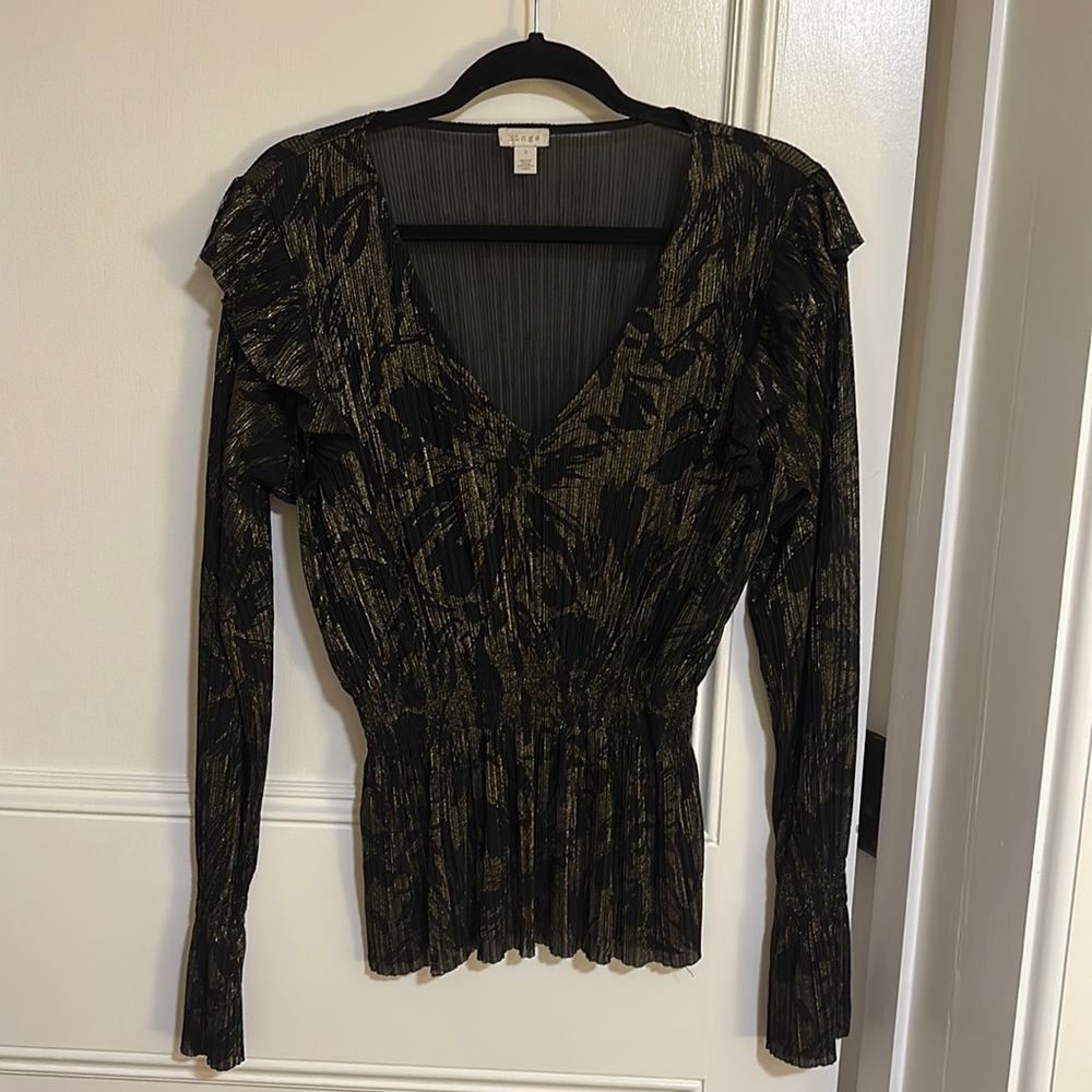 Hinge gold detailed top